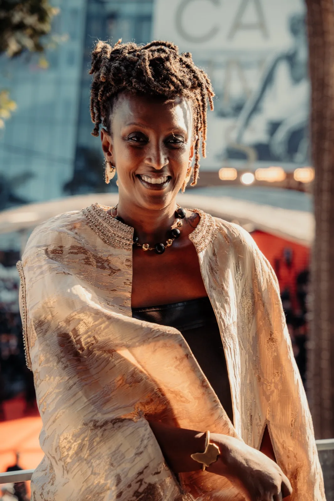 L'actrice principale de Ben'imana devant le Palais des Festivals à la golden hour