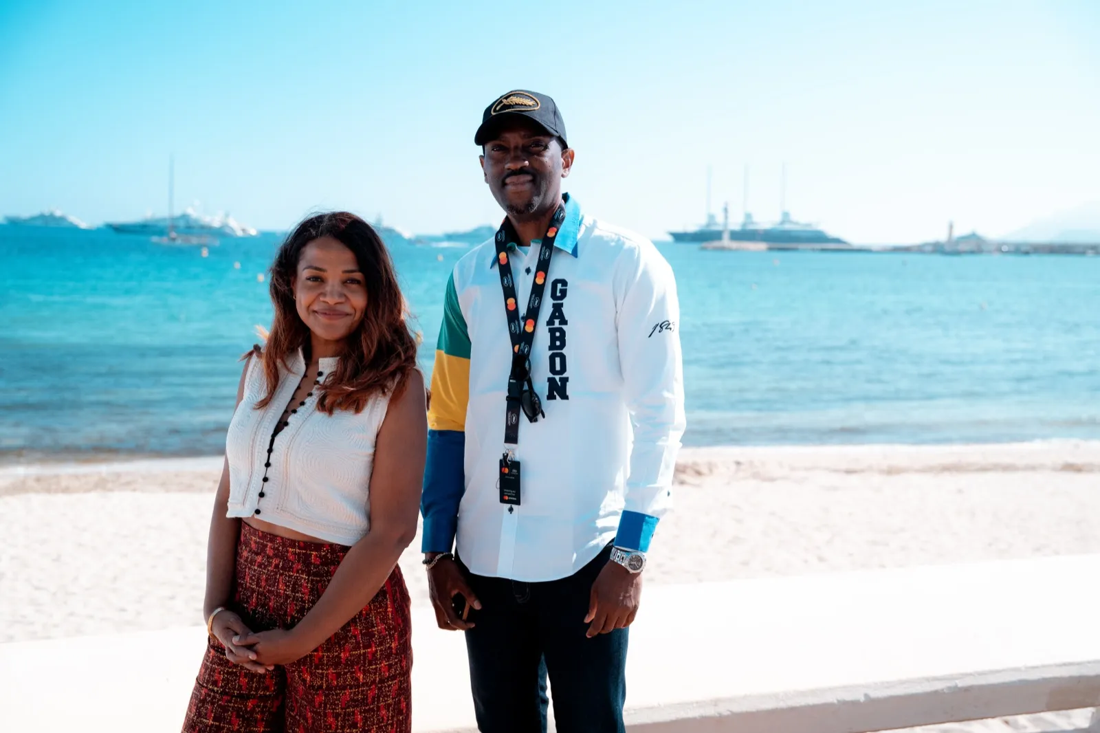 La productrice de Ben'imana et le directeur de l'IGIS, l'Institut Gabonais de l'Image et du Son, sur une plage de Cannes pendant le Festival