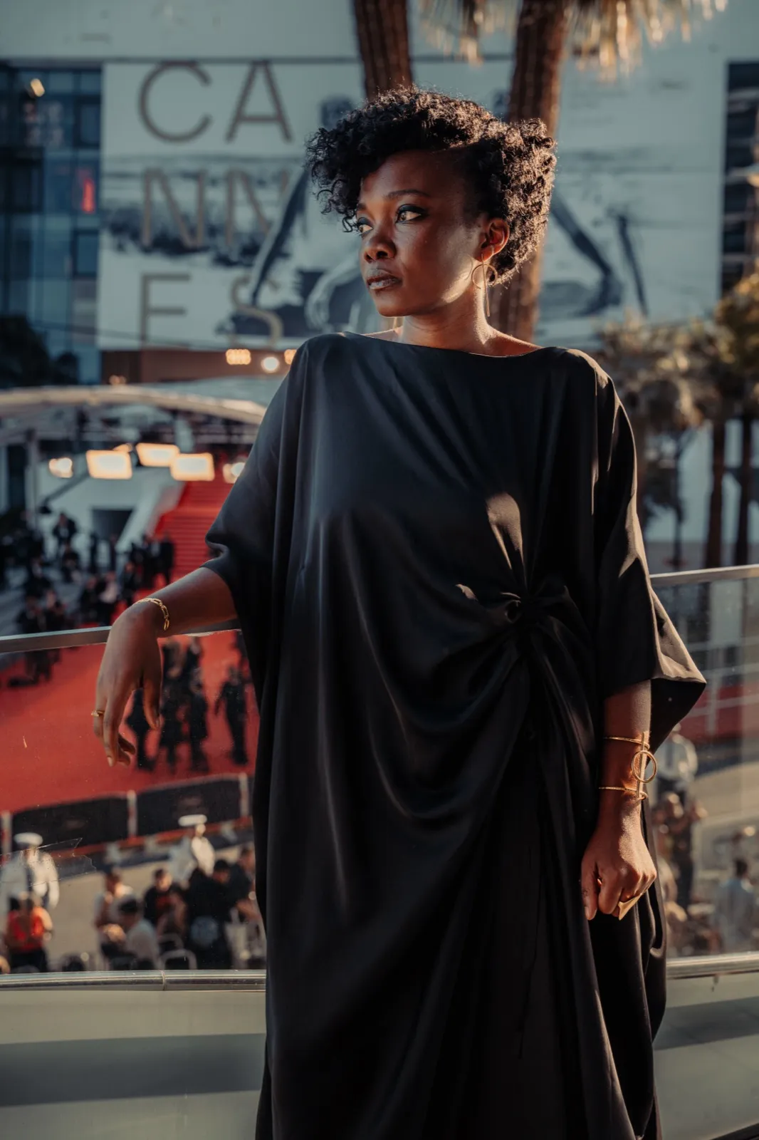 Marie Clémentine Dusabejambo, réalisatrice de Ben'imana, photographiée devant le Palais des Festivals, le tapis rouge en contrebas
