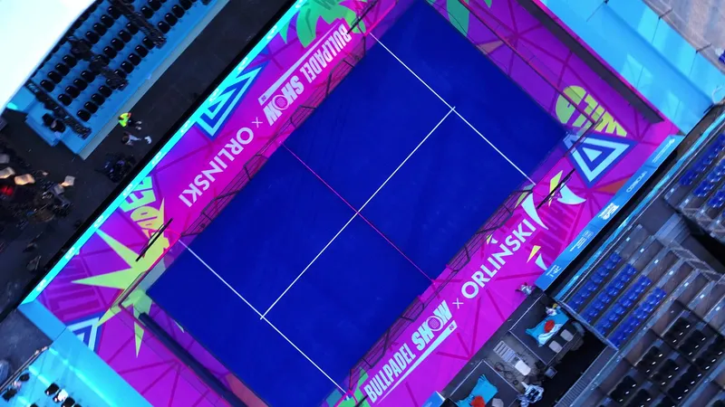 Vue aérienne au drone du terrain de padel designé par Richard Orlinski pour le Bullpadel Show