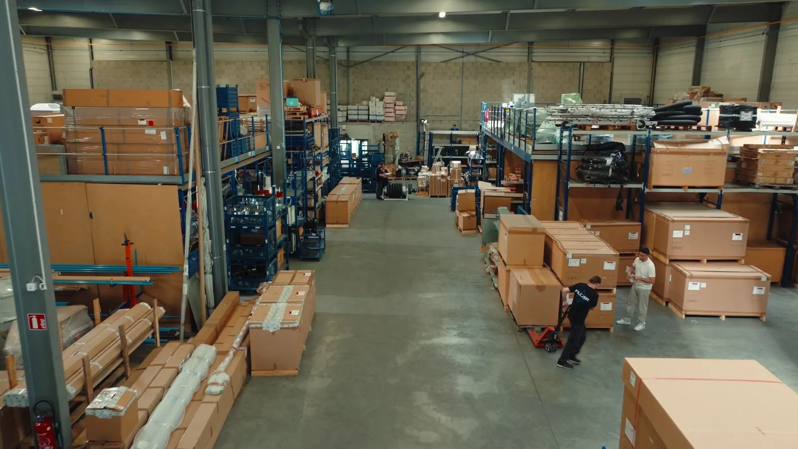 Vue d'ensemble de l'entrepôt logistique de Filcar dans le film corporate