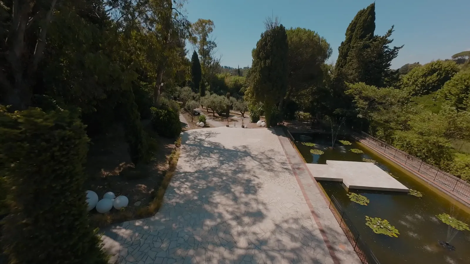 Vue aérienne du parc arboré et des allées du Park Mougins, lieu d'événementiel de prestige sur la Côte d'Azur