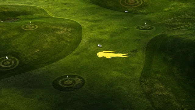 Vue aérienne au drone du crocodile Lacoste reconstitué avec 10 000 balles de golf sur un green du Terre Blanche Golf Resort