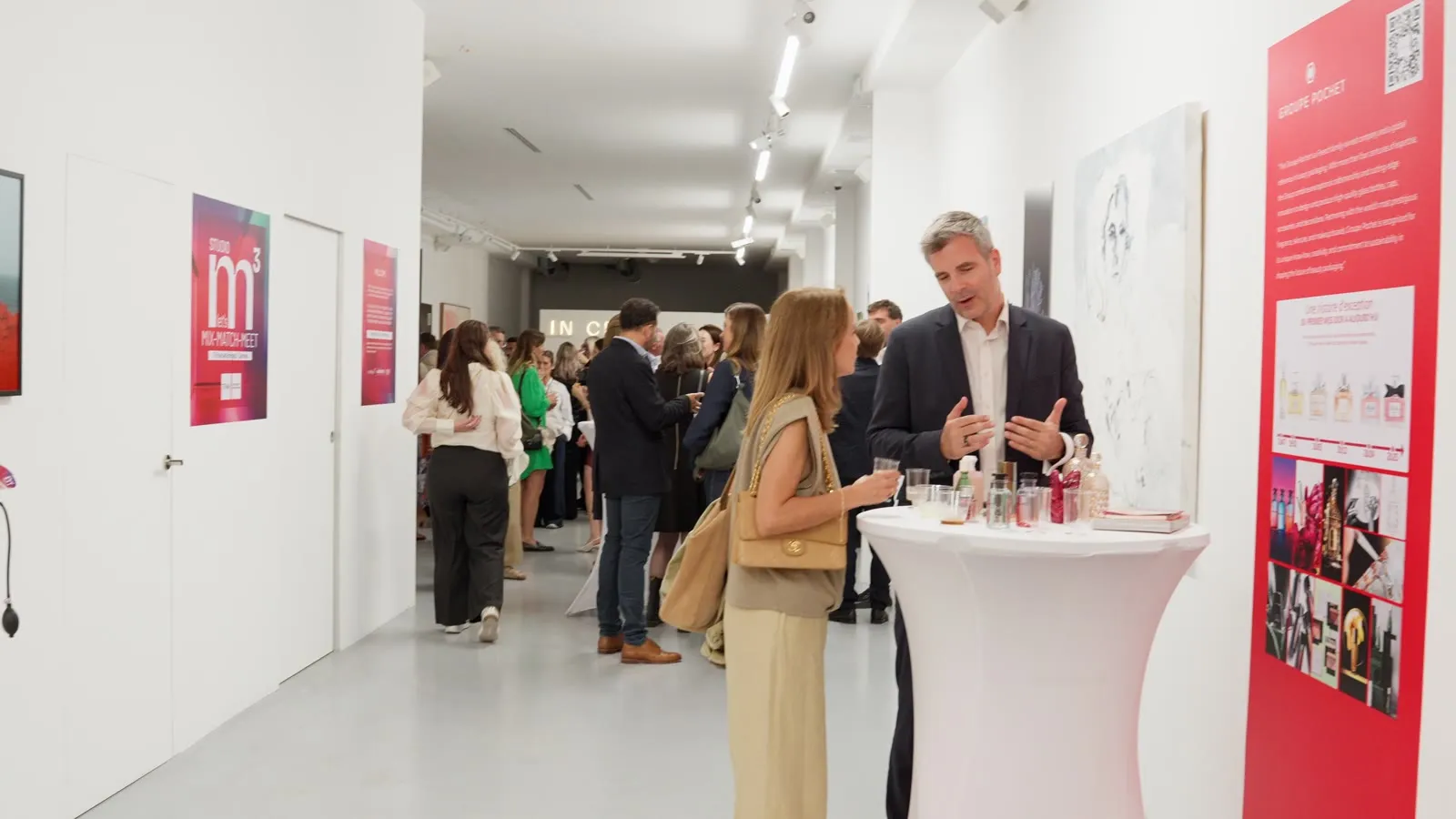 Les invités découvrent l'exposition privée mêlant art olfactif et art photographique pendant le TFWA à Cannes