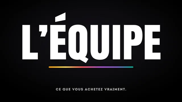 Le mot « L'ÉQUIPE » en grandes capitales blanches sur fond noir, souligné d'une barre aux couleurs dégradées de BOW Creative Studio, avec le sous-titre « Ce que vous achetez vraiment. »