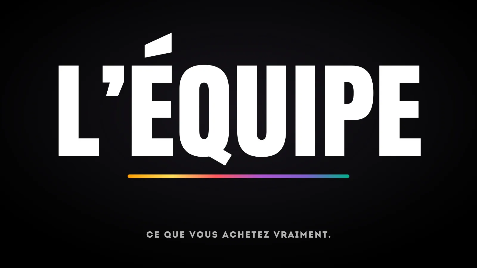 Le mot « L'ÉQUIPE » en grandes capitales blanches sur fond noir, souligné d'une barre aux couleurs dégradées de BOW Creative Studio, avec le sous-titre « Ce que vous achetez vraiment. »
