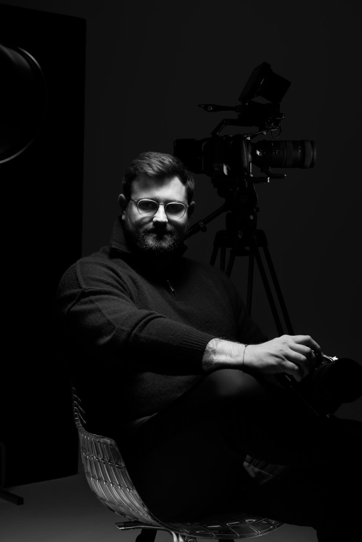 Portrait de Dylan Burrows, réalisateur et fondateur de BOW Creative Studio